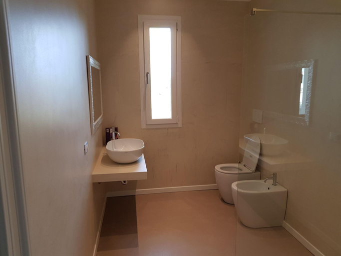 Bathroom 5, Venus Suites, Ravenna