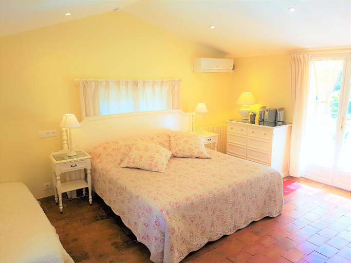Bedroom 3, B&B With Charm - Quiet With Kitchen & sw Pool, Alpes-Maritimes