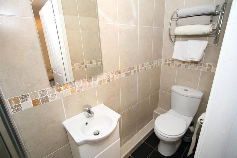 Bathroom 5, Soccer Suite, Sefton