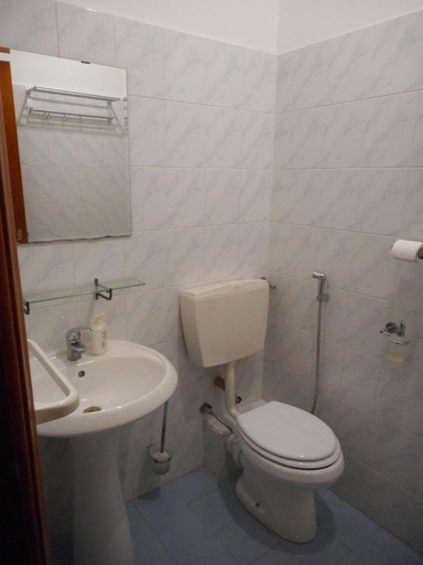 Bathroom 5, Cavour16 rent bedrooms, Genova