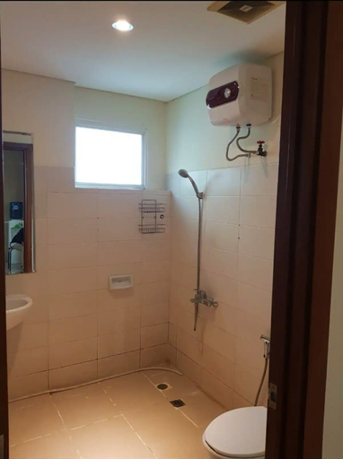 Bathroom 5, Woodland Park Residence by Sang Living, South Jakarta