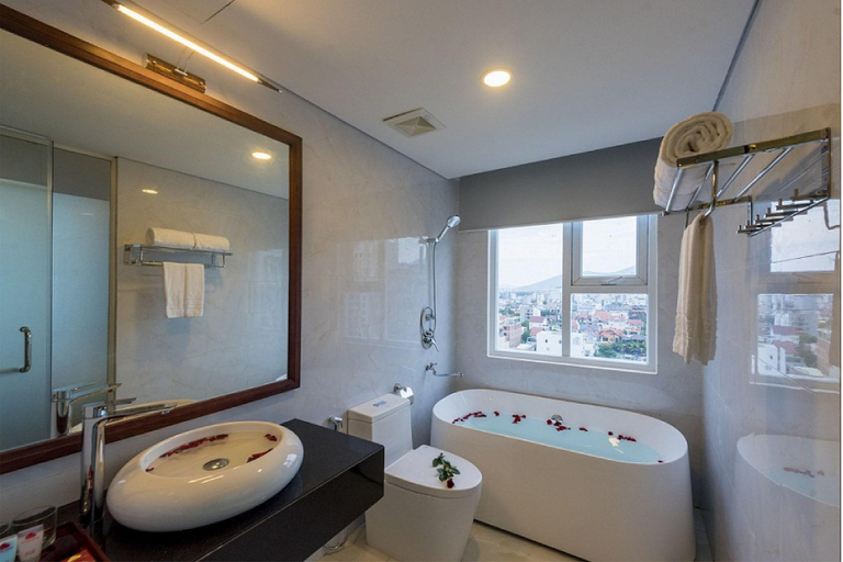 Bathroom 5, Crystal Hotel, Da Nang