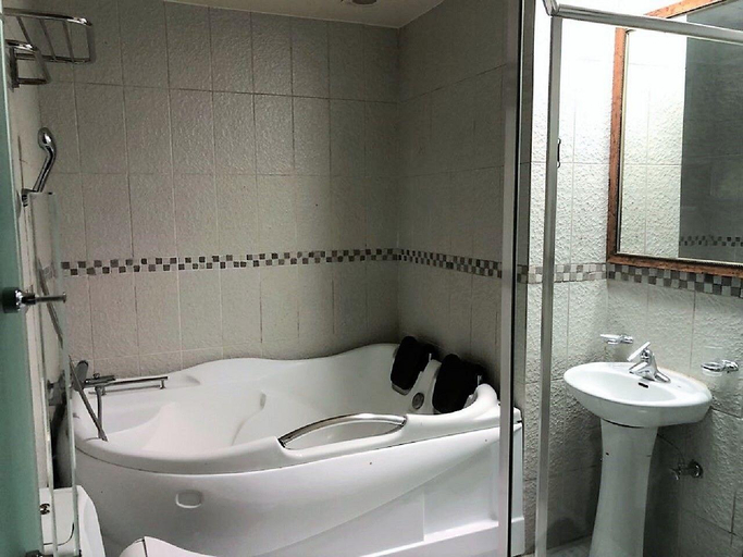 Bathroom, Masan Tourist Hotel, Masan