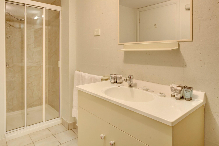 Bathroom 3, The Richmond Arms Hotel, Clarence