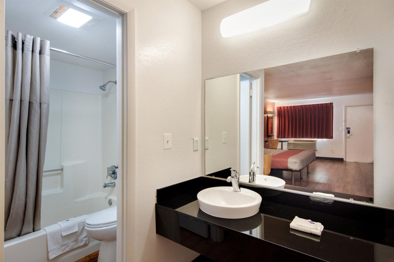 Bathroom 5, Motel 6 Bremen, GA, Carroll