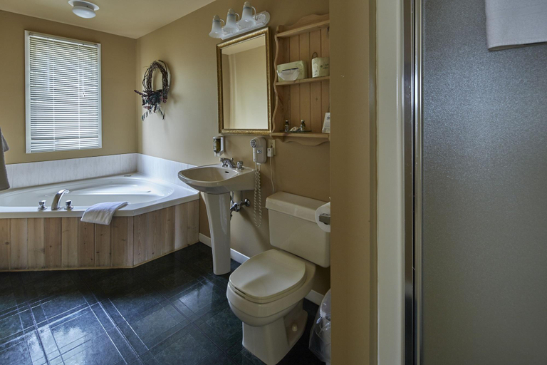 Bathroom 5, Sir Sam's Inn, Haliburton