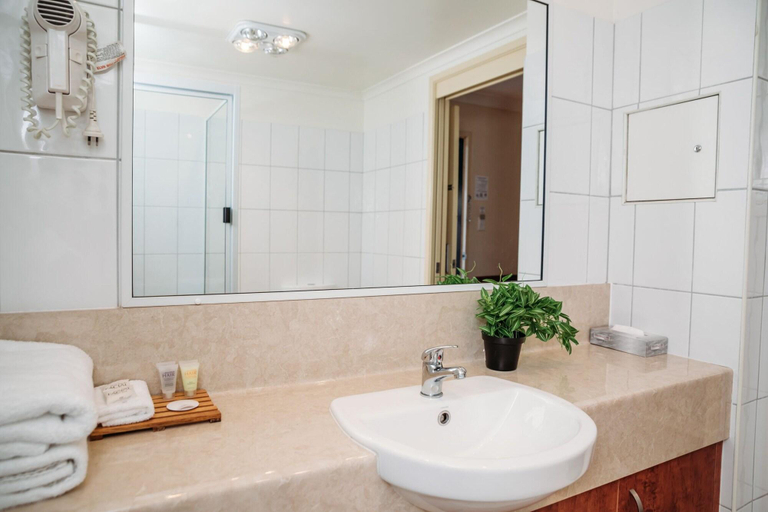Bathroom 4, Kobbers Motor Inn, Dalby