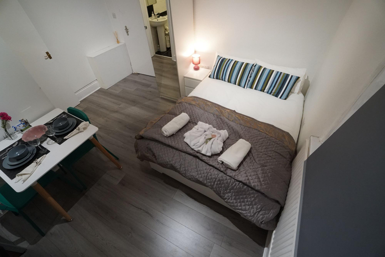Bedroom 4, London Queens Apartments, London