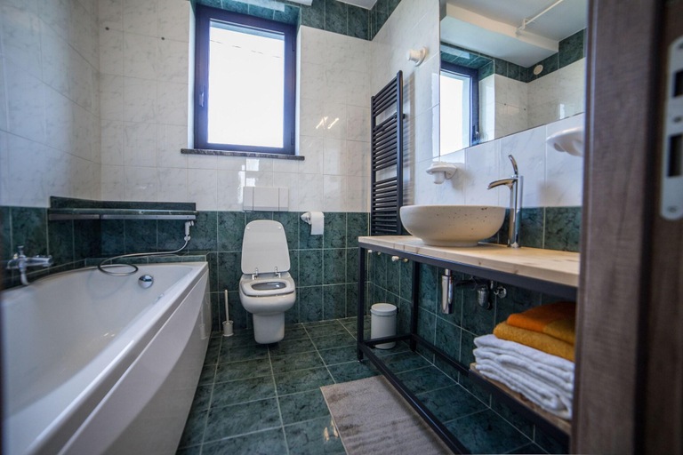 Bathroom 4, Ca' del Viaggiatore, Cuneo
