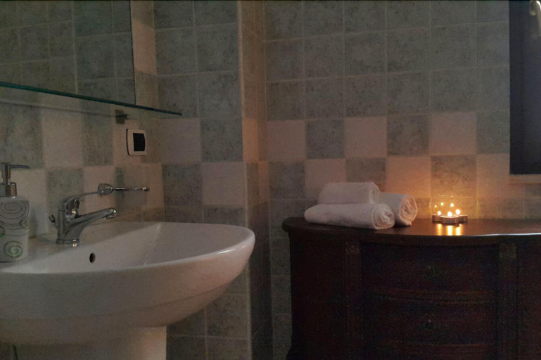 Bathroom 5, Trulli D'Autore, Taranto