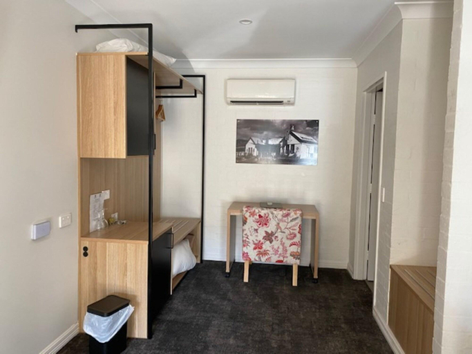 Public Area 3, Town Square Motel, Orange