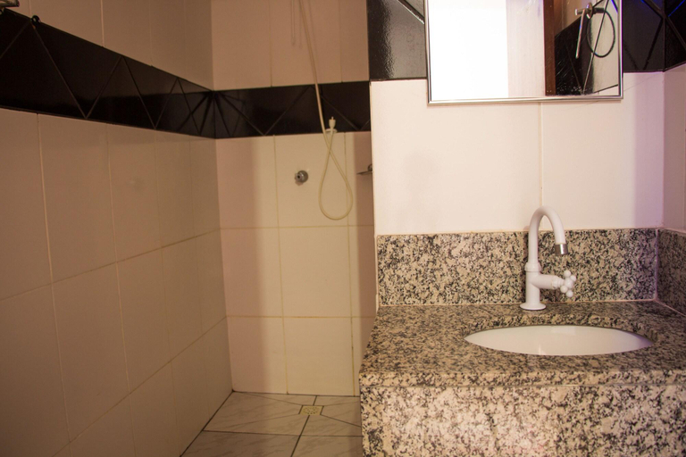 Bathroom 4, Pousada Dubai, Cuiaba