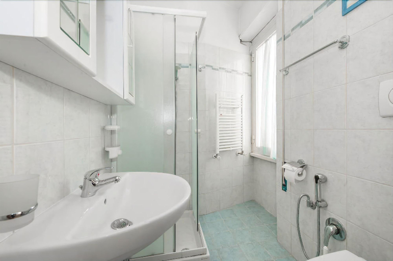 Bathroom 5, Il Bacio delle Stelle, Roma