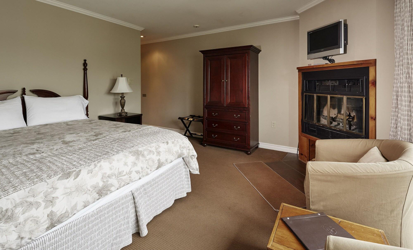 Bedroom 4, Sir Sam's Inn, Haliburton