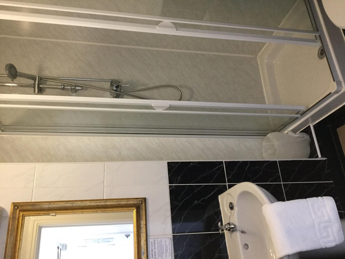 Bathroom 4, Celtic Bay Guest House, Ceredigion