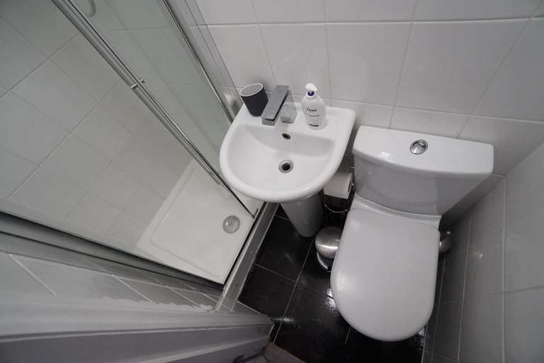 Bathroom 5, London Queens Apartments, London