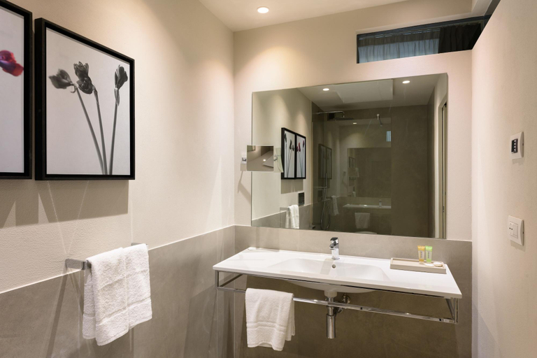 Bathroom 5, Palazzo Vasarri, Arezzo
