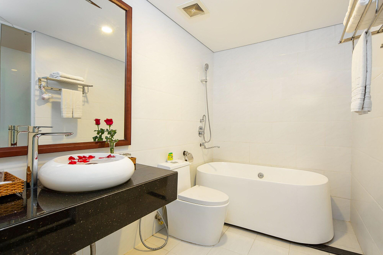 Bathroom 5, Crystal Hotel, Da Nang