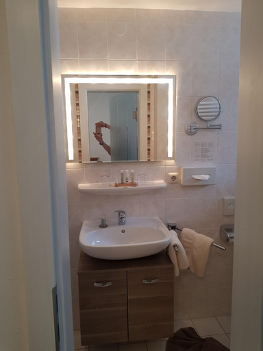 Bathroom 4, Hotel-Garni Drachenburg, Garmisch-Partenkirchen