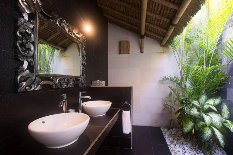 Bathroom 3, Scallywags Beach Club, Lombok