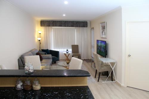 ADELAIDE CBD APARTMENT - 3BR, 2BATH & CARPARK, Adelaide