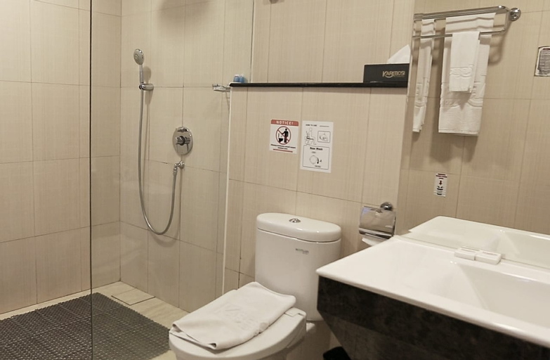 Bathroom 19