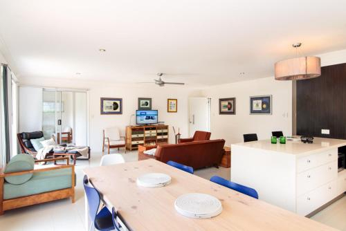 Oceanic Dr 133 - WHALE WATCHERS DELIGHT, Caloundra - Kawana
