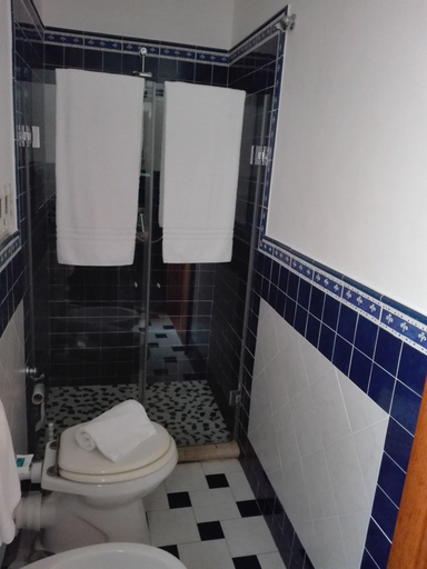 Bathroom 5, Donna sabella, Palermo