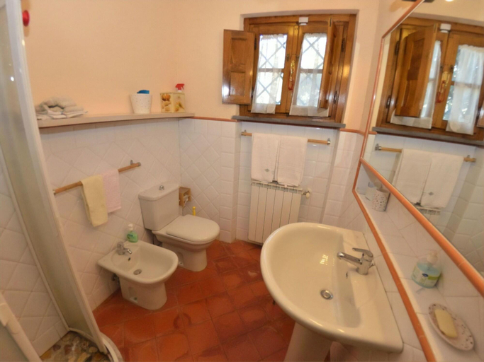 Bathroom 5, San Gennaro Castello, Lucca