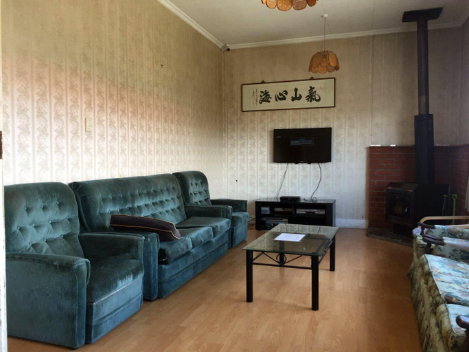 Public Area 2, Peace Haven Backpackers, Marlborough