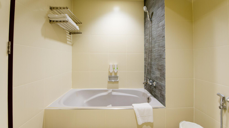 Bathroom 5, Pinehurst Golf Club & Hotel, Khlong Luang