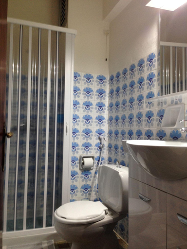 Bathroom 4, Phaethon, South Aegean