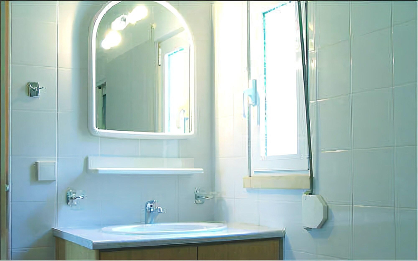 Bathroom 4, Phoenix Apartments, Crete