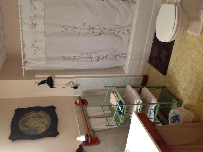 Bathroom 4, Old Winterport Commercial House, Hancock