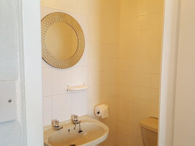 Bathroom 4, Richmond House Hotel, Sefton