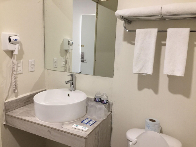 Bathroom 5, Capital Hotel, Monclova