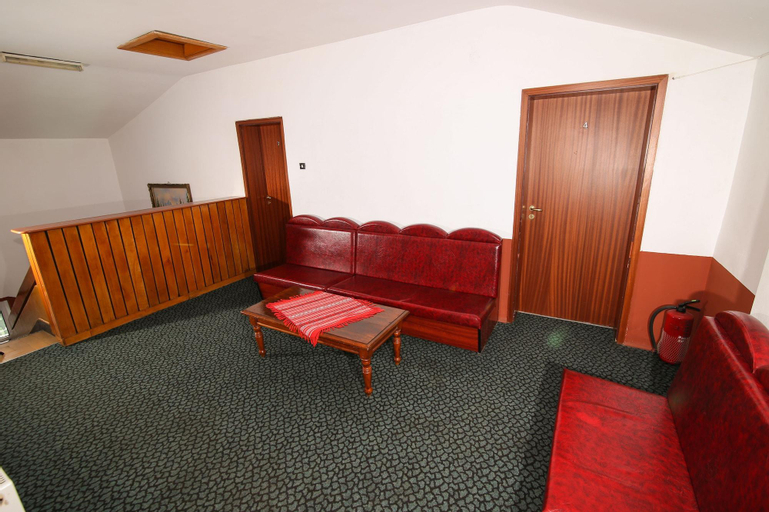 Public Area 3, Hanul Cotul Donului, Predeal