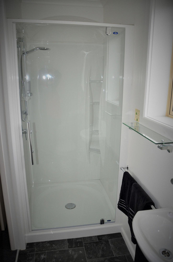 Bathroom 5, Esplanade Motels, Gore