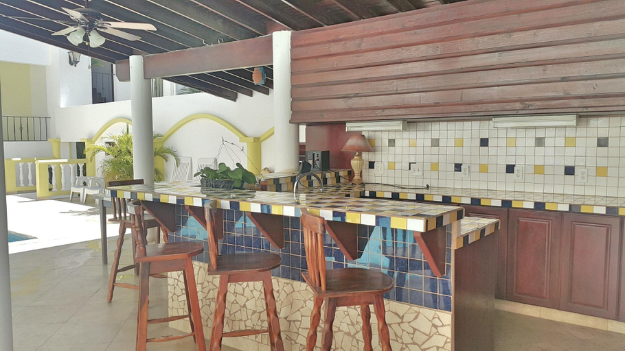 Food & Drinks 5, West Bay Colonial, Roatán