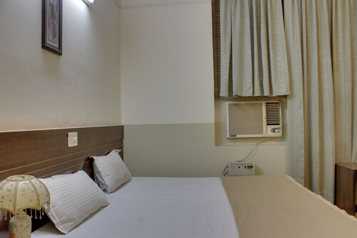 OYO 303 The Blooms, Gurgaon