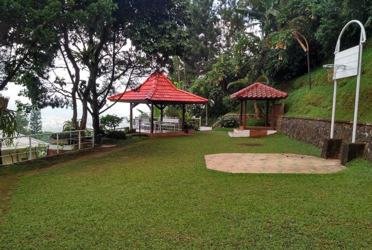 Villa Arlet 5BR - 25 Person with Private Pool, Bogor