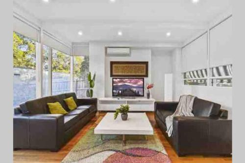 6 Bedroom Beautiful and Comfy Family House, Whitehorse - Nunawading E.