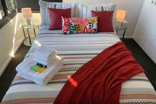CBD Apartment with Private Roof Top Garden with Great Views, Wine, Netflix, Adelaide
