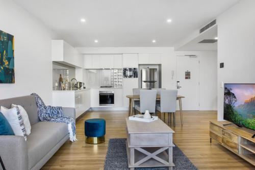 Luxe Beach Holiday Unit With Parking, Pool and Gym, Gold Coast