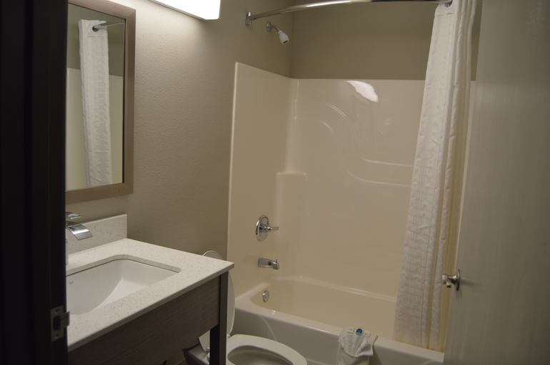 Bathroom 4, Quality Inn & Suites Grove City-Outlet Mall, Mercer