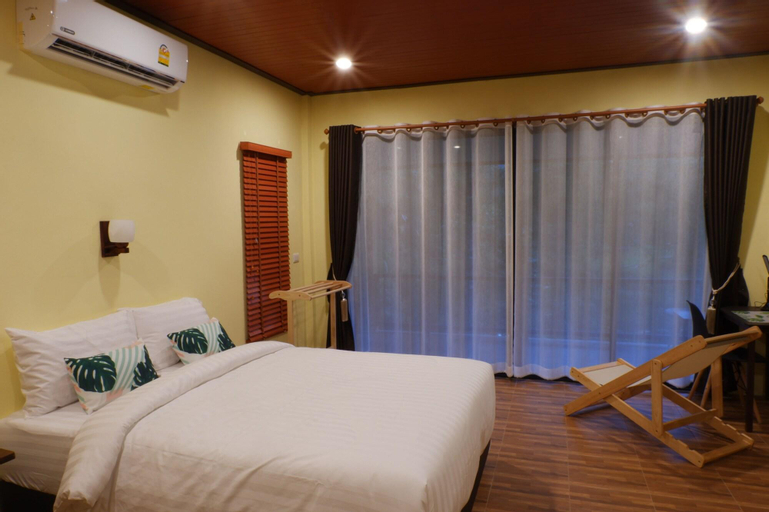 Bedroom 2, Art's Riverview Lodge, Phanom