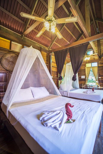 Bedroom 2, Art's Riverview Lodge, Phanom
