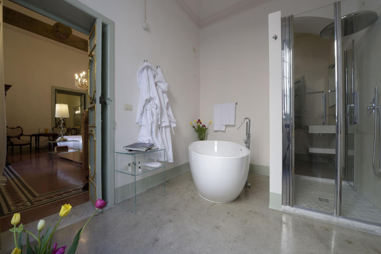 Bathroom 4, Palazzo Guido, Lecce