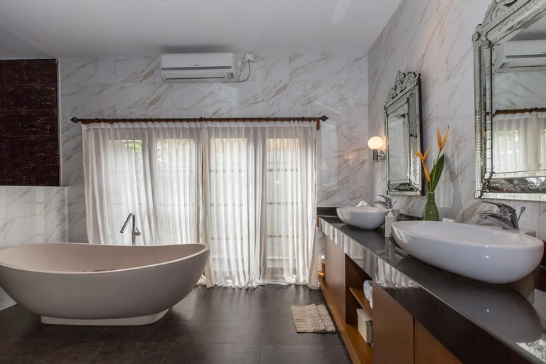 Bathroom 19