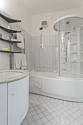 Bathroom 3, Hotel Olimpia, L'Aquila